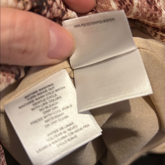 ❤️NWT Anne Klein Brown Snake Print V-Neck Blouse Smocked Sheer Sleeves - Picture 7 of 7